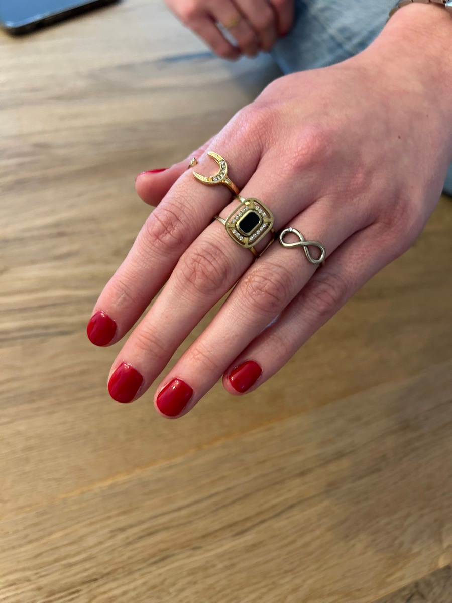 Semi-permanent rouge classique, ongles soignés à Bilstain